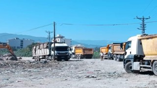 Çöp dökülen alan temizlemeye başlandı