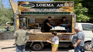 Cuma namazı çıkışında lokma dökme geleneği sürüyor