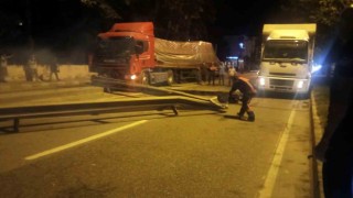 D-650de tırın çarptığı bariyer yola savruldu, trafik durdu