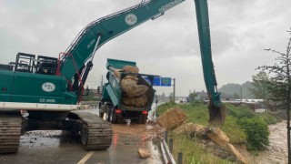 Düzce'de heyelan nedeniyle yol trafiğe kapatıldı