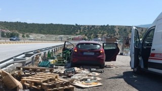 D100de gurbetçi ailenin bulunduğu otomobil bariyerlere çarptı: 2 yaralı