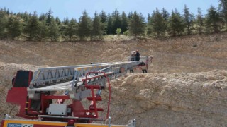 Dağ çayı toplarken depreme yakalandı, ayakları kayıp kayalıklardan düştü