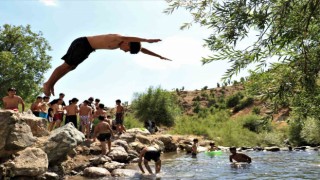 Dağın zirvesinde yüzen çocuklar, profesyonellere taş çıkarıyor