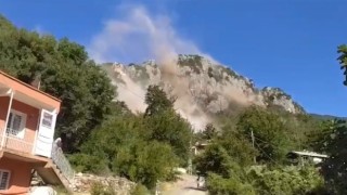 Depremde dağlardan kopan dev kayalar korkuya neden oldu
