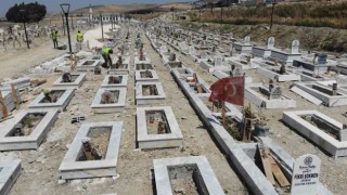 Hatay'daki deprem mezarlığında kimlik tespit çalışması devam ediyor