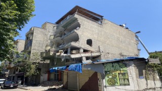 Depremde arkaya eğim alan apartman mahalleliyi tedirgin ediyor