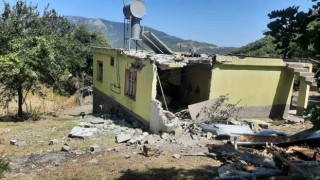 Depremde dağdan kopan devasa kaya evin içine girdi