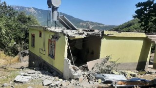 Depremde Evin İçine Dev Kaya Girdi