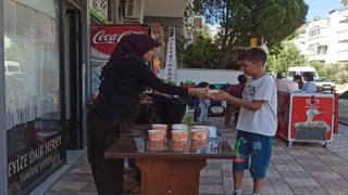 Kadın esnaflar depremde hayatını kaybedenler için aşure dağıttı