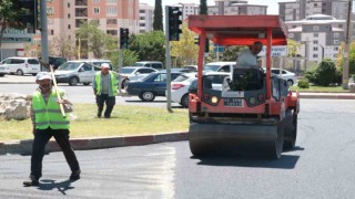 Depremin izlerini silmeye çalışan işçilerin sıcakla imtihanı