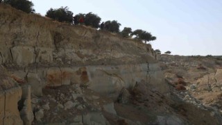 Depremin üzerinden aylar geçse de devasa yarık görüntüsüyle ürkütüyor