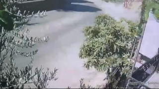 Bir evin yıkılan duvarı güvenlik kamerasında