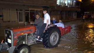 Dere yaklaşık 5 metre yükseldi, mahalleyi su bastı