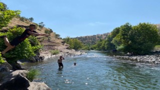 Derecikte 40 derece ulaşan sıcaktan bunalan gençler çayda serinleniyor