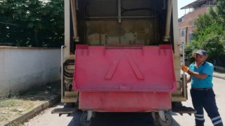 Derincede çöp konteynerleri yıkanıyor