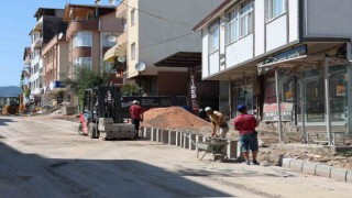 Derincede kaldırım düzenlemeleri yapılıyor