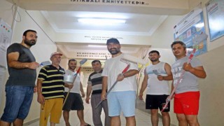 Tatil yerine okullarını boyamayı tercih ettiler