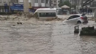 Devrekte araçları sular altında kaldı, canlarını zor kurtardılar