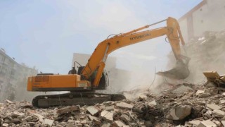 Diyarbakırda ağır hasarlı binaların yıkımı sürüyor