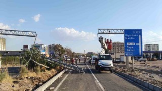 Diyarbakırda damperi açık kamyon KGYS direğini devirdi