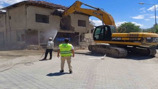 Doğanşehirde ağır hasarlı binaların yıkımı sürüyor