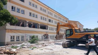 Doğanşehirde hasarlı kamu binaları yıkılıyor