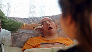 Doktorlar 6 ay ömür biçti, 10 yıldır gözlerini bir an olsun kırpmadan yaşam savaşı veriyor