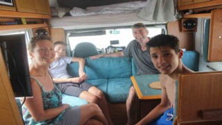 Dünya turuna çıkan Fransız aile, kamp yaptıkları Acıgölde yüzdü