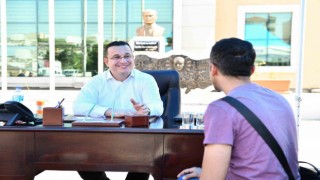 Belediye başkanı makam odasını meydana taşıdı