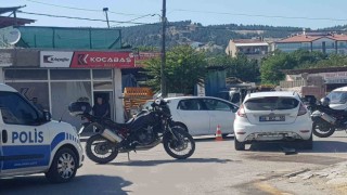 Dur ihtarına uymayan ehliyetsiz sürücü polis motosikletine çarptı