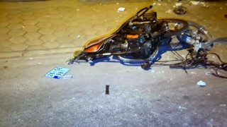 Duvara çarparak ikiye bölünen motosikletin sürücüsü yaralandı
