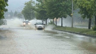 Düzce Akçakoca yolu sular altında kaldı