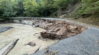 Düzce Yedigöller yolunun çökmesi sebebiyle yol trafiğe kapandı