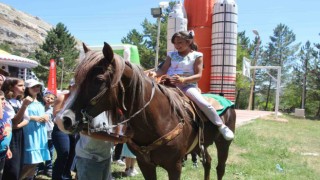 Yetim çocuklar doyasıya eğlendi