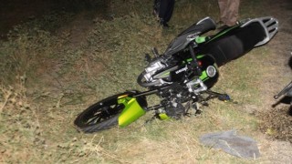 Edirnede motosiklet sürücüsü karanlıkta yürüyen yayaya çarptı: 2 yaralı