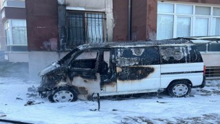 Edremitte park halindeki minibüs yandı