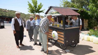 Eğilde peygamber kabirlerini ziyarete gelen vatandaşa limonata ikramı