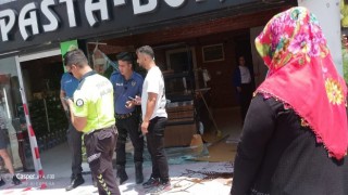 Ehliyetsiz sürücü direksiyon hakimiyetini kaybederek fırına girdi: O anlar kameraya yansıdı