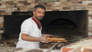 Ekmek için deyim yerindeyse pişiyorlar