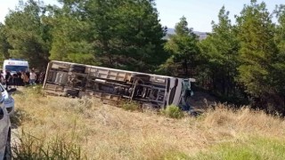 Ekmek parası için Urfadan Denizliye gelen işçileri taşıyan servis şarampole devrildi