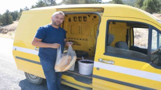 Ekmek parasını 7 köyün ekmeğini dağıtarak kazanıyor