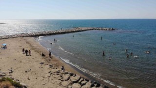 El Nino sıcağından bunalan vatandaşlar, Akdenizde serinliyor