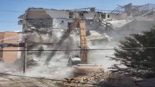 Elazığda ağır hasarlı binaların yıkımı sürüyor