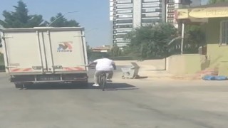 Elazığda bisikletlinin tehlikeli yolcuğu kameralara yansıdı