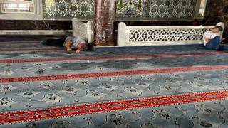 Elazığda sıcaktan bunalan vatandaşlar camilerde serinliyor