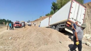 Elazığda tır kum birikintisine girdi: 1 yaralı