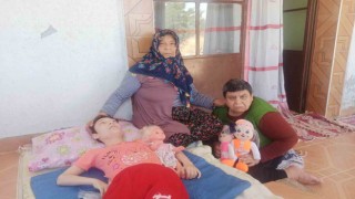 Eli öpülesi anne, engelli çocuklarına bebek gibi bakıyor