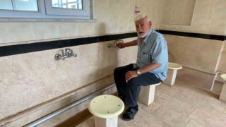 Ellerini kuruttuğu havluyla ayakkabısını sildi, yetmedi su içtikleri cami musluklarını bozdu