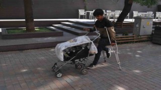 Engeline rağmen o ekmek parası peşinde koşuyor