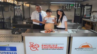 Engelsiz Gastronomi Merkezinde eğitim gören özel bireyler belgelerini aldı